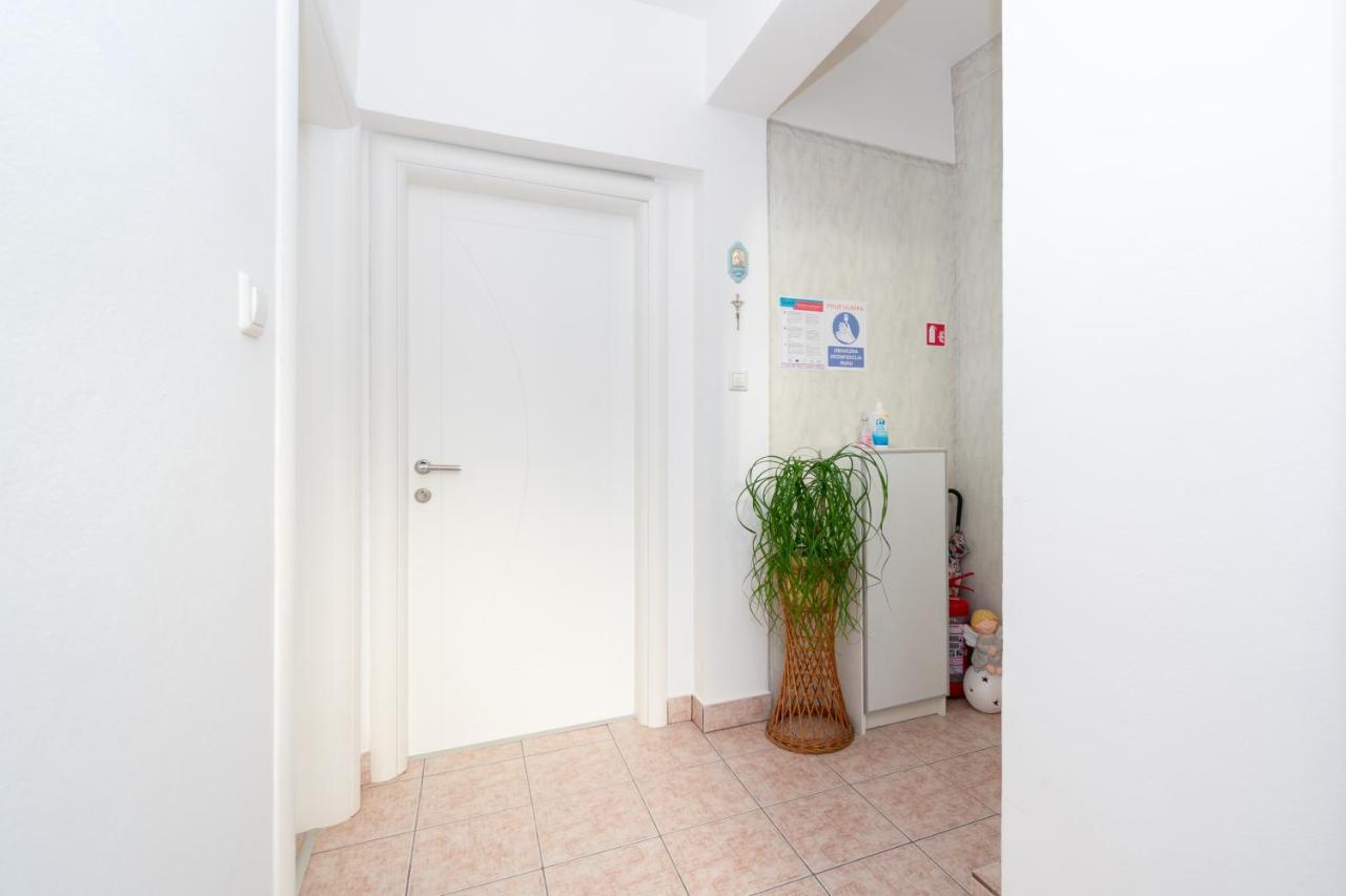 Apartments By The Sea Mandre, Pag - 4093 Kolan Exterior photo