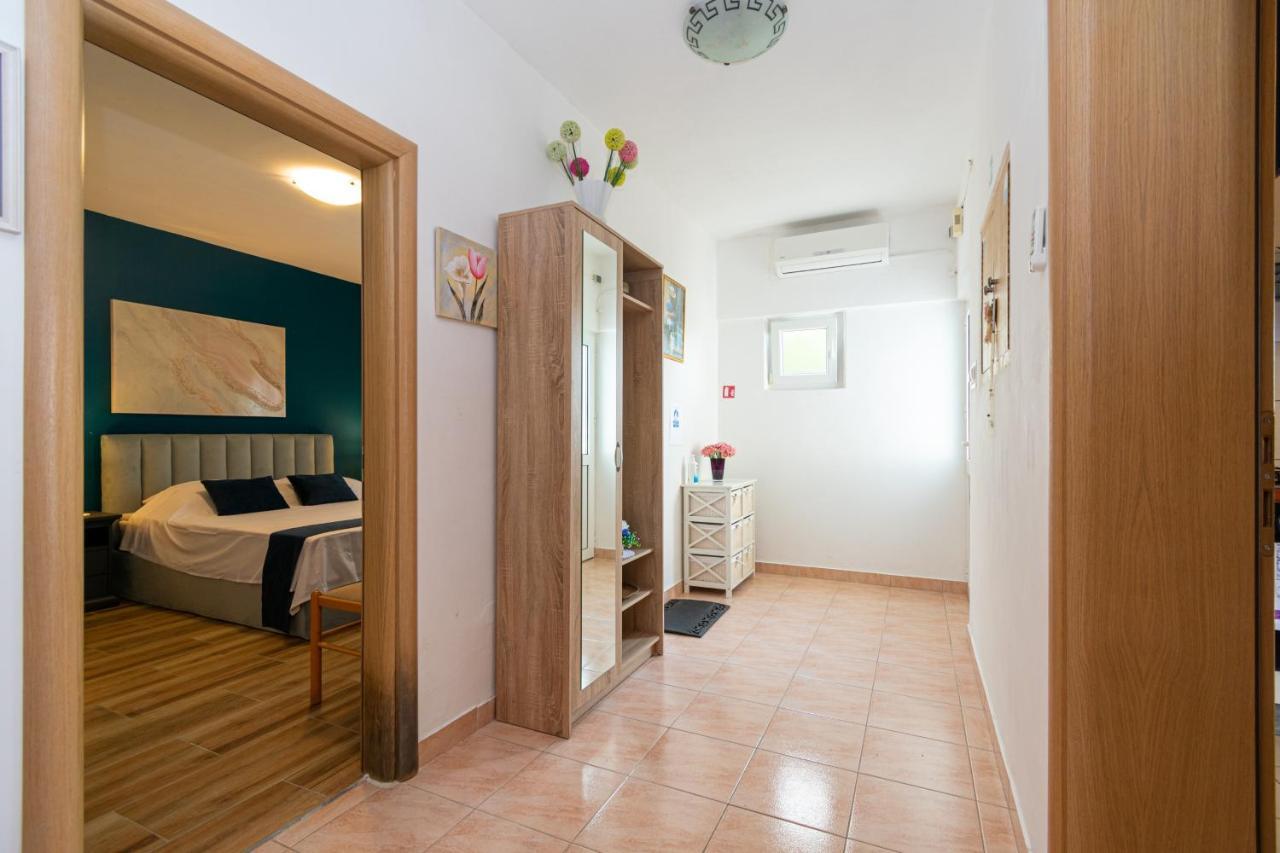 Apartments By The Sea Mandre, Pag - 4093 Kolan Exterior photo
