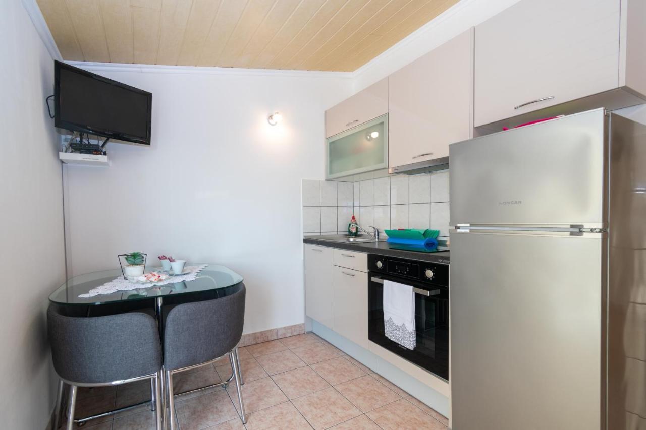 Apartments By The Sea Mandre, Pag - 4093 Kolan Exterior photo